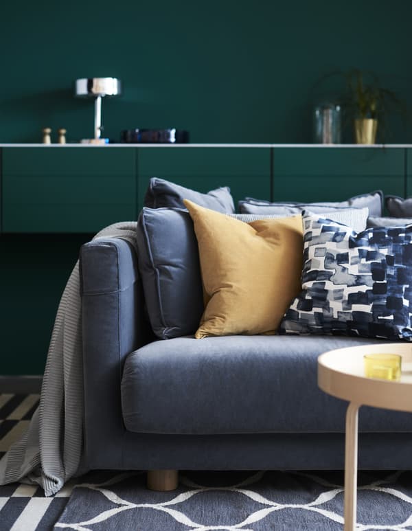 Créez une ambiance apaisante et conviviale avec un mélanges d’accessoires cosy! IKEA propose un vaste choix de produits de décoration, comme le tapis SOTCKHOLM 2017 et son motif de filet en gris/blanc. Il est tissé en Inde par des artisans qualifiés, ce qui fait que chaque pièce est unique.
