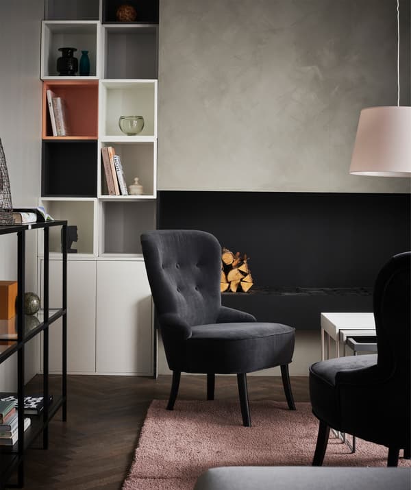 Créez une ambiance lounge en plaçant le mobilier davantage au centre de la pièce, en laissant les murs nus et en choisissant des couleurs suggestives.