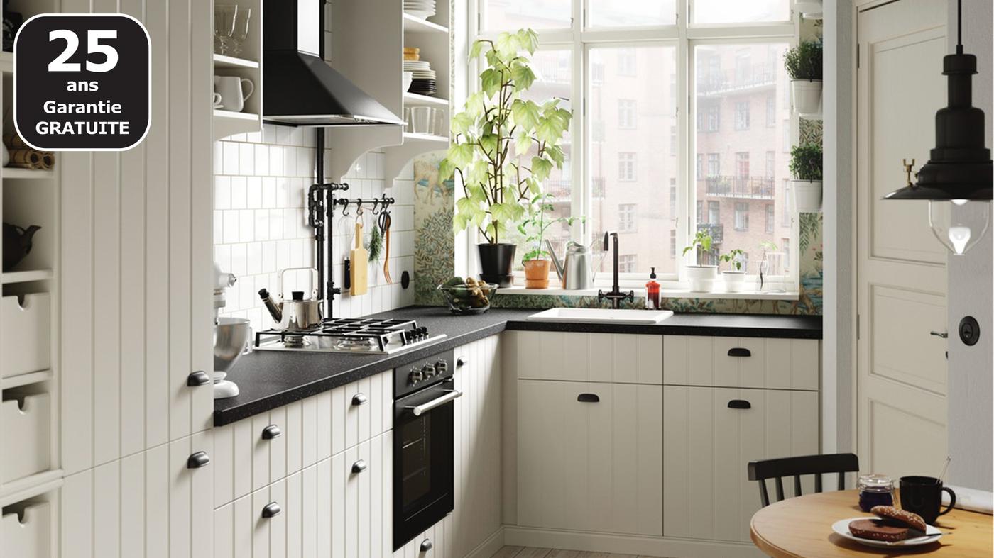 Créez une petite cuisine ou une kitchenette cosy en associant les façades de porte lambrissées blanches IKEA METOD HITTARP avec les étagères de rangement ouvertes et les range-bouteilles blanc cassé TORNVIKEN.