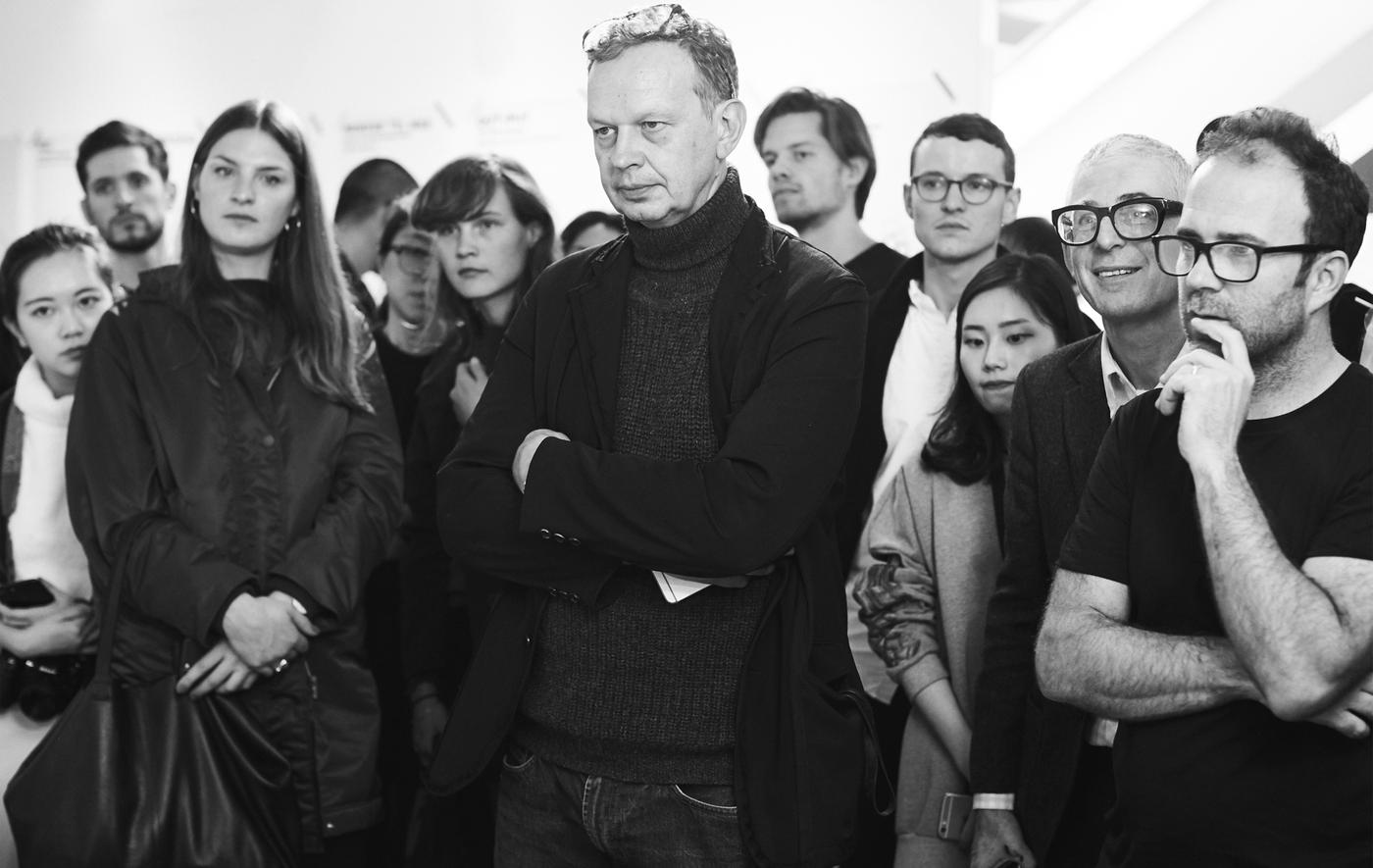 Crno-beli portret na kojem je Tom Dixon sa svojim timom.