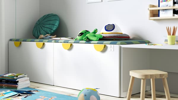 Cuarto de niño con SMASTAD blanco, con decoraciones verdes y azules.