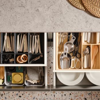Cuatro cajones de cocina MAXIMERA extraíbles con varios elementos en un cubertero, organizador regulable para cajones y cajas.