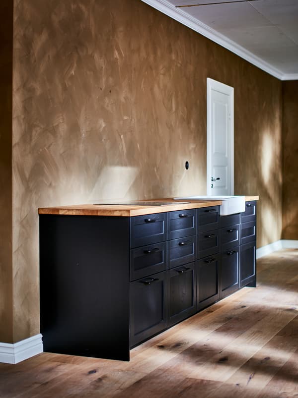 Cuisine avec structure d’armoire inférieure blanche METOD peinte en noir avec nouvelles façades LERHYTTAN.