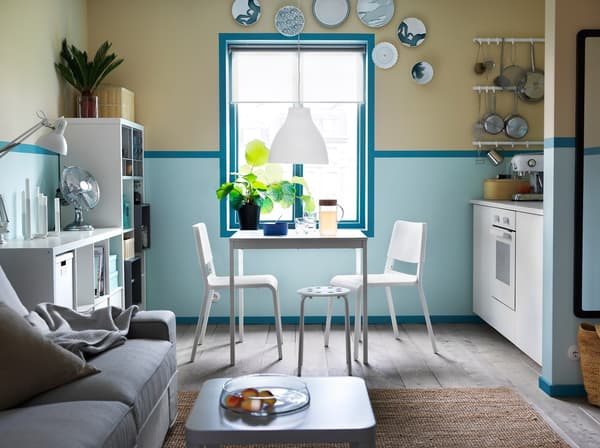 Cuisine blanche et bleue avec petite table extensible VANGSTA, deux chaises TEODORES et un tabouret.