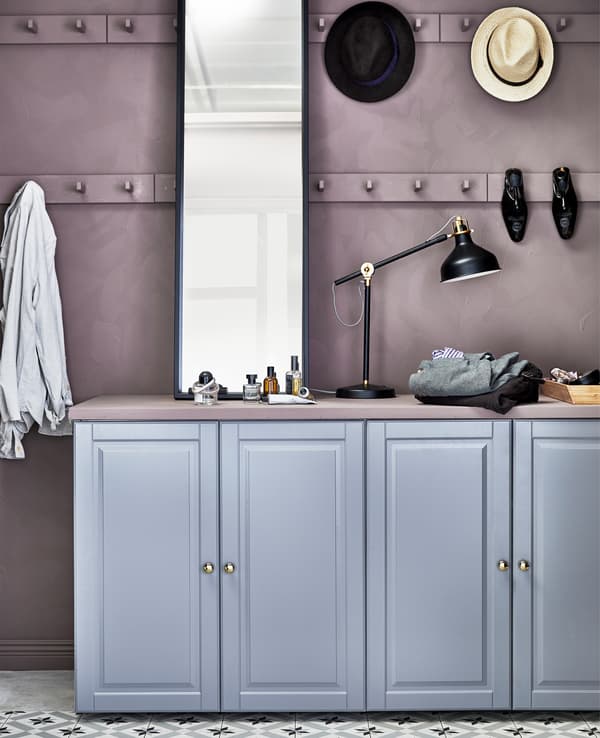 Cuisine METOD et portes BODBYN forment un meuble de rangement dans un dressing