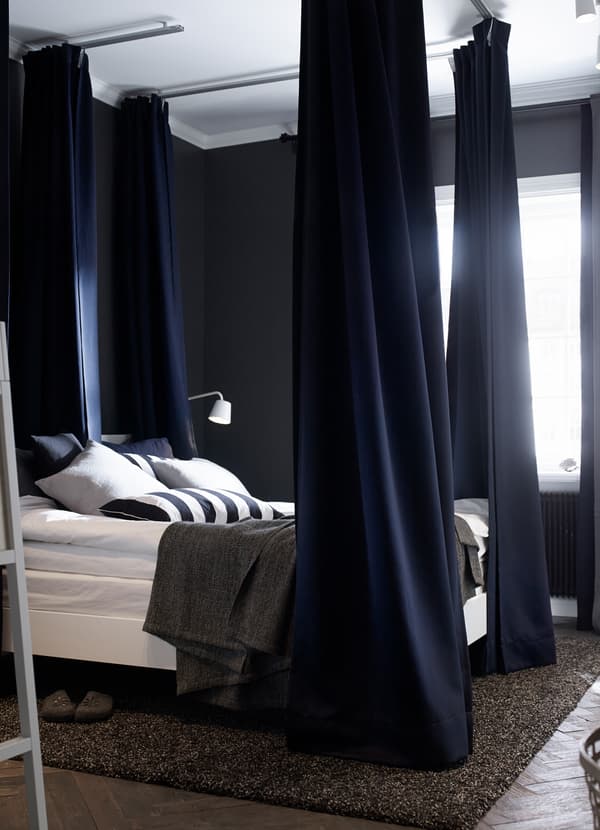 Curtains around and between the bed to block light and sound Description: Padded, dark blue curtains hung around the outside and in between the bed help block out sound and light. Dark walls and crisp white sheets help create a feeling of calm.