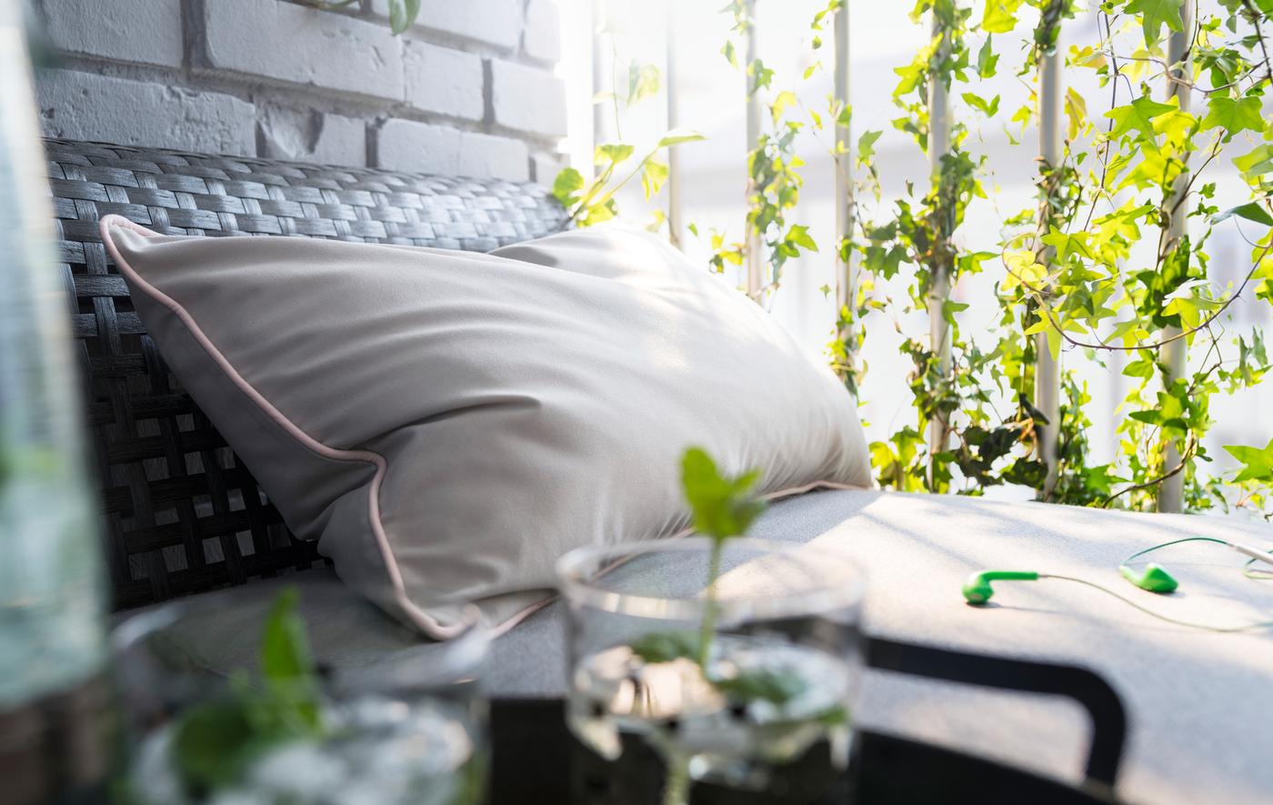Customize your outdoor furniture to suit your needs! Try different sections that you easily can move around, such as IKEA KUNGSHOLMEN one-seat section made of durable, weather-resistant plastic rattan and rustproof aluminium!