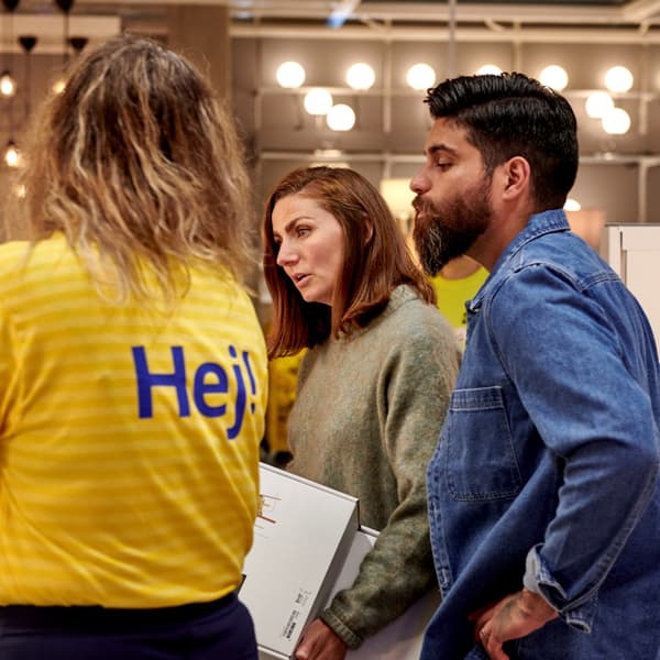 CW explaining customer about product