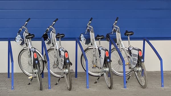 Cyklostání u obchodního domu IKEA Praha - Zličín se čtyřmi sdílenými koly a dalšími volnými stojany i pro ostatní cyklisty