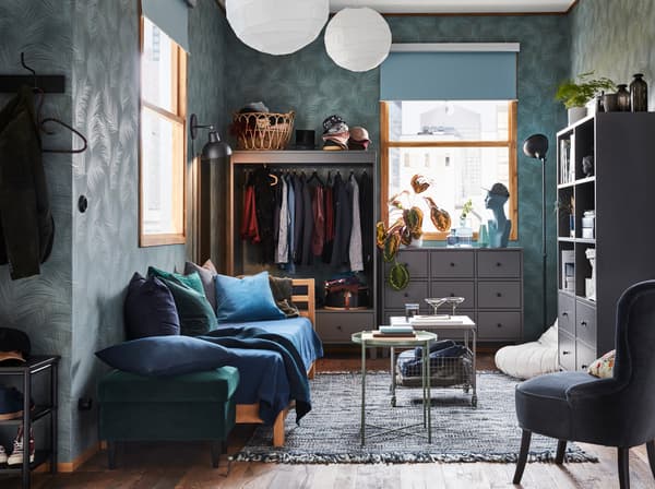 Dans ce petit studio moderne, l’armoire de rangement, la garde-robe et le meuble à tiroirs sont disposés le long de différents murs, pour laisser respirer l’espace.