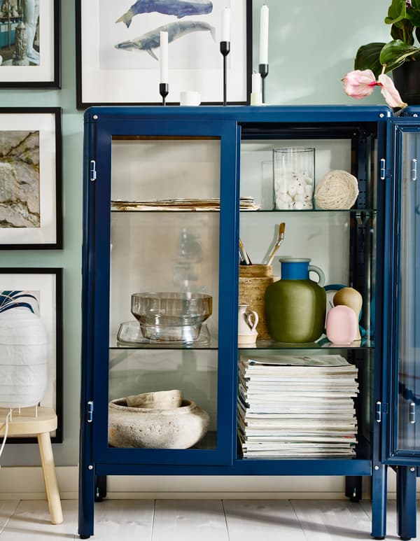 Dans la vitrine, exposez votre collection préférée tout en la protégeant de la poussière. IKEA propose plusieurs vitrines comme FABRIKÖR, montrée ici en bleu. Aspect pratique, la hauteur des tablettes est réglable.