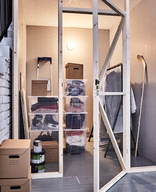 Dans le cagibi, ranger les articles d’hiver dans des contenants de plastique transparents et empilables ou dans des boîtes de carton et suspendre les vêtements longs sur un portant.
