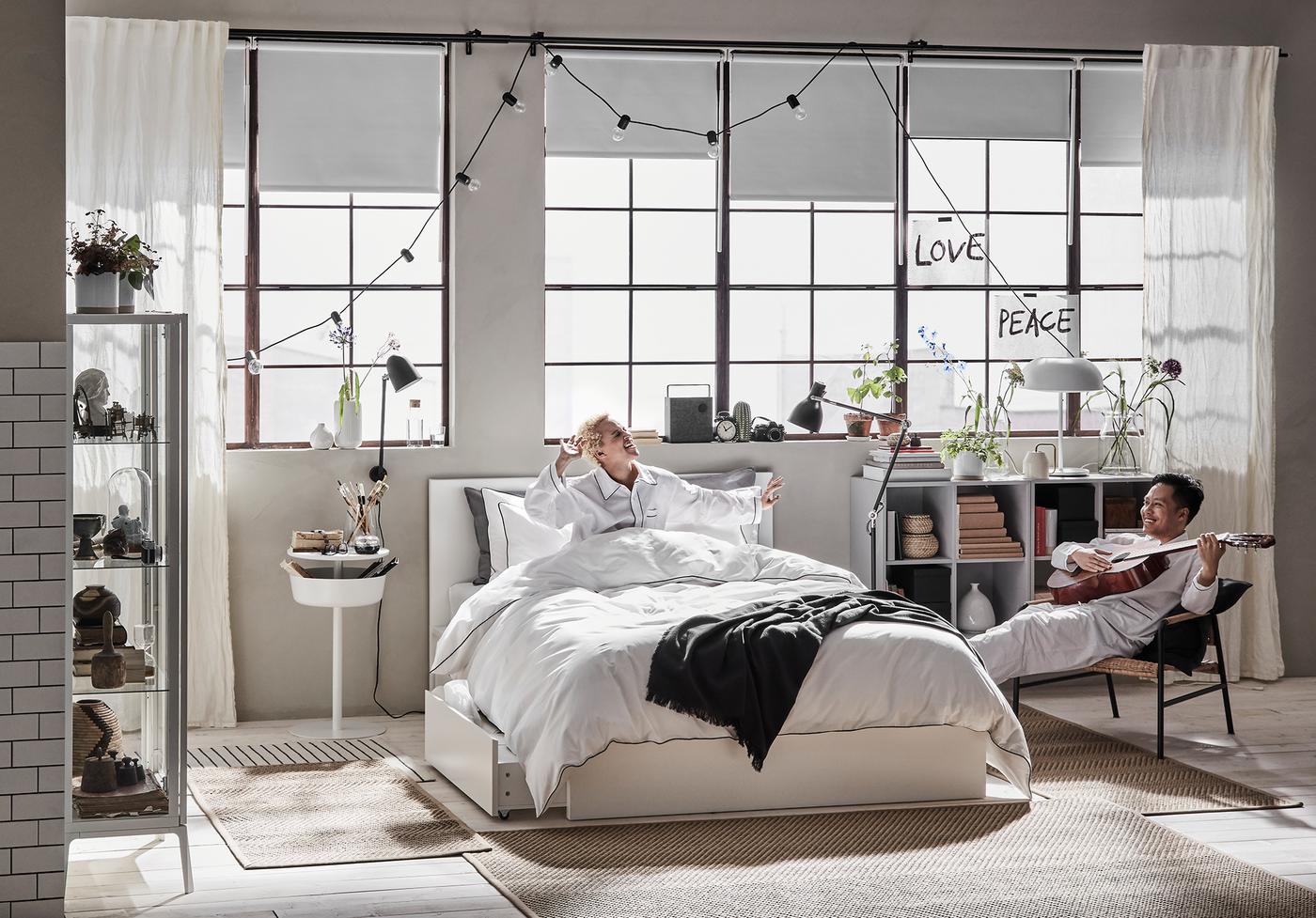 Dans un loft d’allure industrielle, un homme joue de la guitare et sa conjointe chante.