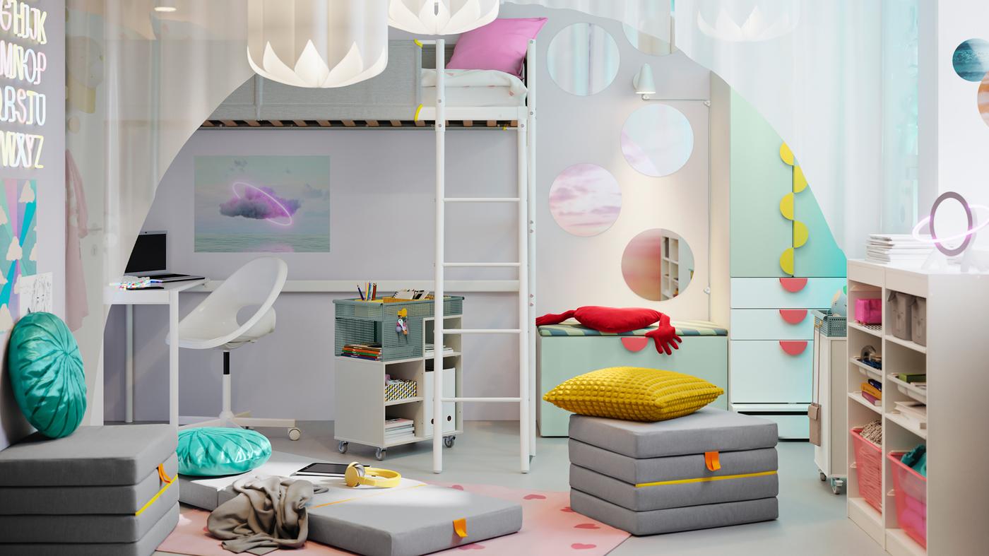 Dans une chambre d’enfant, lit mezzanine avec plateau VITVAL à côté d’un rangement SMÅSTAD/PLATSA avec banc.