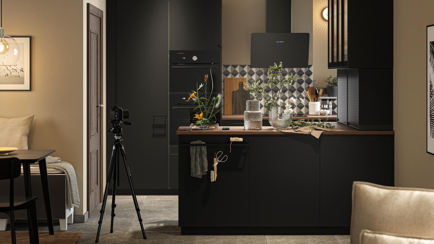 Dans une cuisine avec portes NICKEBO anthracite, une coupe BERÄKNA en verre transparent et un vase KONSTFULL en verre transparent.