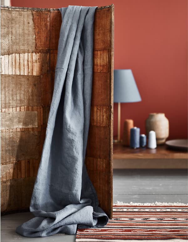 D'après nous, l'une des grandes tendances à venir consistera à combiner des couleurs de terre rouges avec des accents bleus et des meubles en bois foncé.
