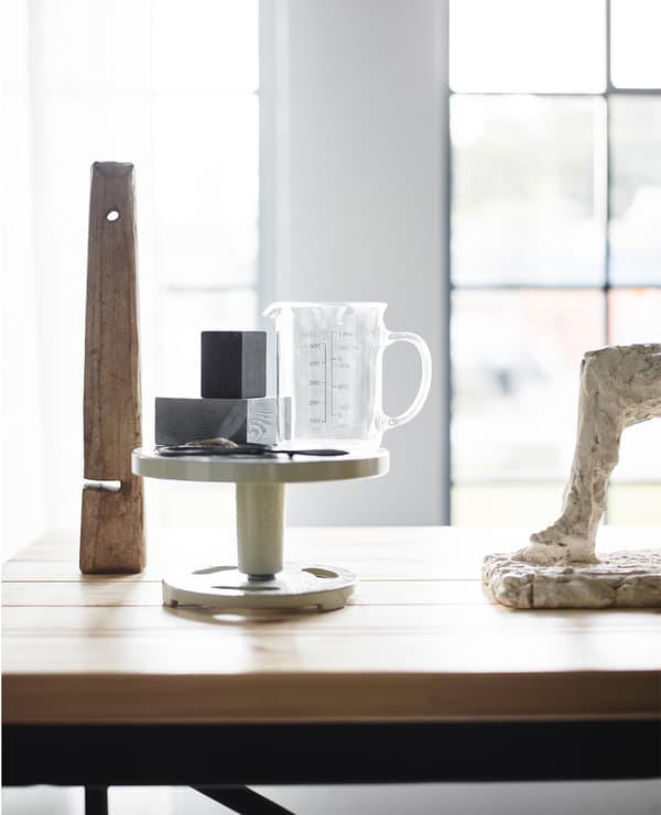 D'après nous, l'une des tendances à venir consistera à combiner du mobilier industriel avec des formes plus légères, comme ces sculptures.