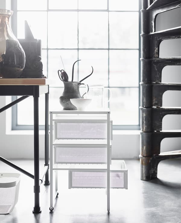 D'après nous, l'une des tendances à venir consistera à combiner du mobilier industriel avec du mobilier plus léger comme ces tiroirs en treillis.