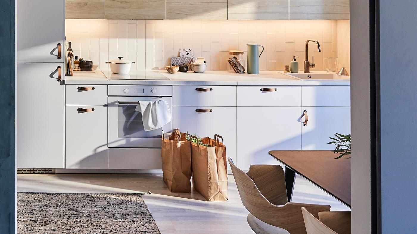 Dapur METOD IKEA dengan bahagian hadapan kesan kayu ash muda dan ambal anyaman rata yang dibuat daripada jut dan bulu biri-biri.