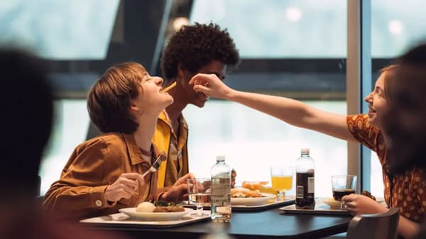 Das Bild zeigt eine Familie essend im Schwedischen Restaurant.