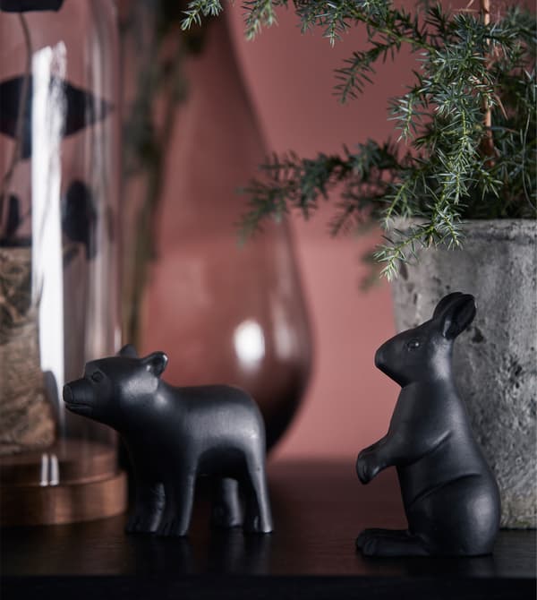 De petits animaux décoratifs égaient le haut de l'armoire.