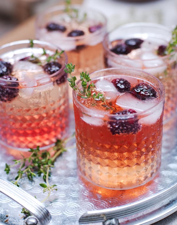 Décorez les verres à cocktail avec des fruits et des herbes fraîches.
