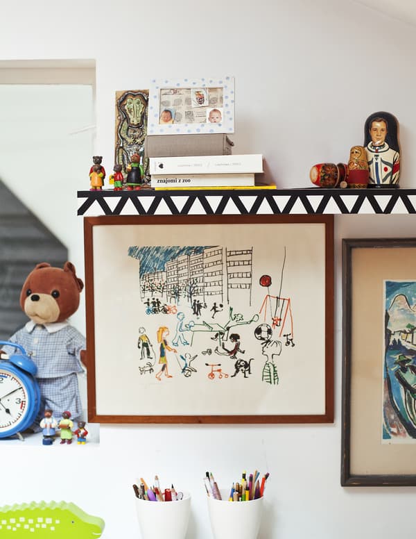Décorez une étagère murale avec de l’adhésif
