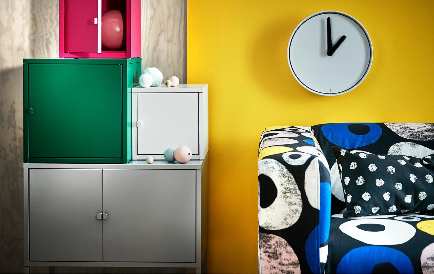 Découvrez comment marier imprimés éclatants, teintes chaudes et blocs de couleurs. Ce printemps, la grande tendance pour l’intérieur est aux couleurs et à l’espièglerie. Pourquoi ne pas associer des rangements LIXHULT ou tester notre nouvelle housse KLIPPAN multicolore?