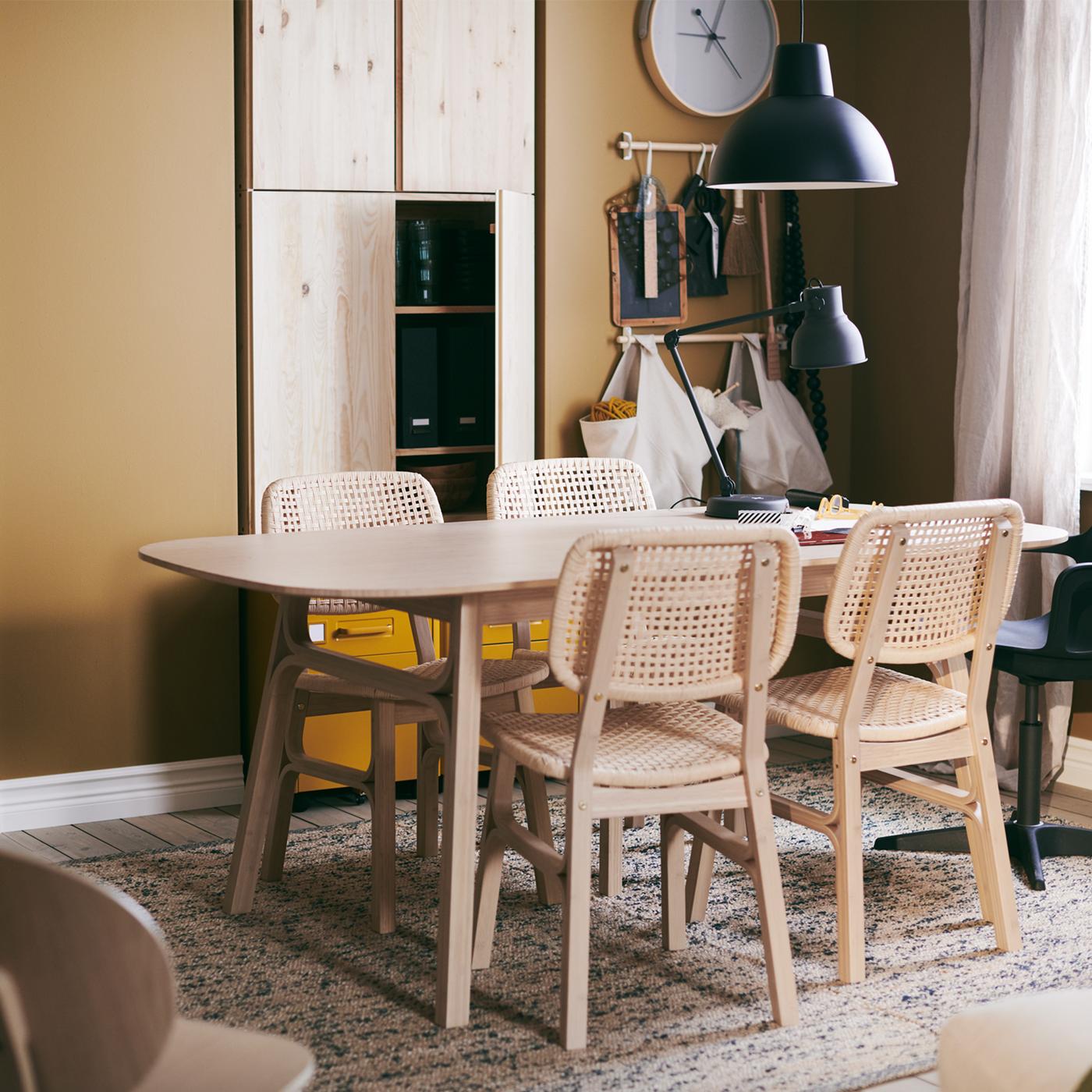 Découvrez un intérieur au style épuré permettant de vivre de façon plus consciente avec un nouveau-né.