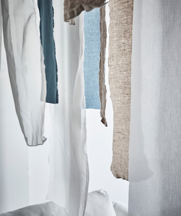 Dei tessili appesi – siano singoli scampoli oppure intere tende – sono una buona soluzione per decorare e allo stesso tempo regolare luce e temperatura - IKEA