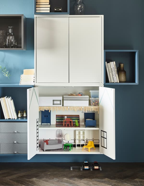 Dein Zuhause muss ganz bestimmt nicht in bunten Kindermöbeln ertrinken, wenn du das nicht möchtest. EKET Schrank mit 2 Türen + 2 Böden weiß ist z. B. eine wunderbare Möglichkeit, ein Puppenhaus zu gestalten, das außerhalb der Spielzeiten einfach nur ein weißer Schrank ist.