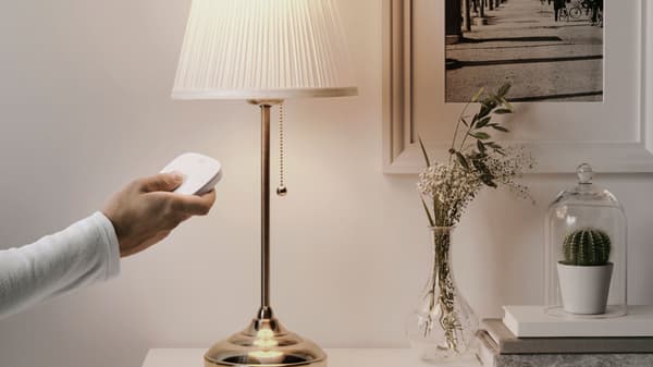 Delar ut IKEA smart belysning.