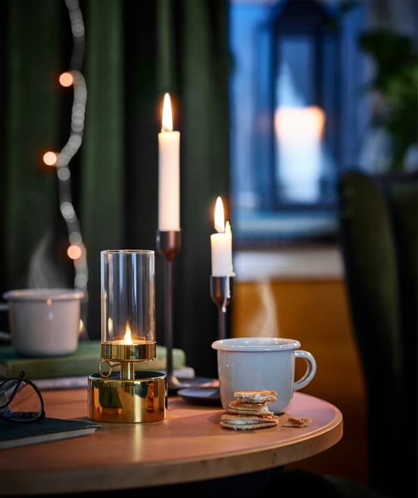 Der robuste IKEA EGENDOM Becher in Hellgrau aus emailliertem Stahl macht sich zu Hause genauso gut wie auf der Arbeit oder bei Picknicks.