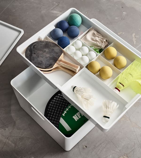 Des boîtes de rangement compartimentées accueillent les petits accessoires.