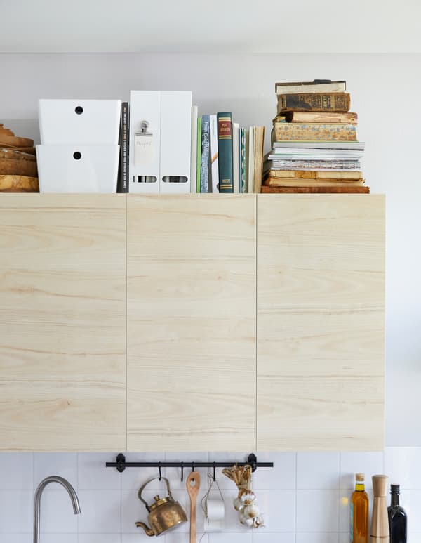 Des boîtes peuvent servir de boîtes à recettes, comme le modèle avec couvercle KUGGIS, en plastique PET recyclé blanc. Les boîtes sont empilables. Nous les avons installées au-dessus des armoires, aux côtés des livres de cuisine, pour créer une bibliothèque de recettes.