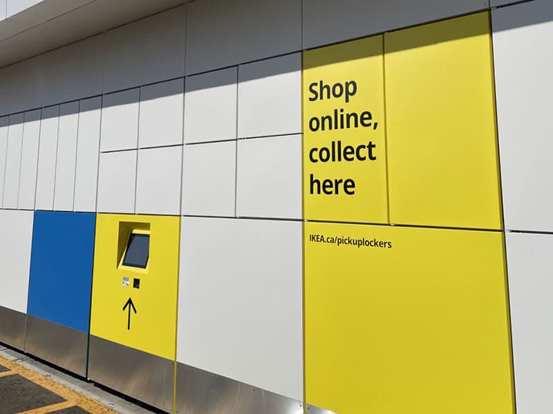 Des casiers Casier de ramassage en bordure d’un magasin IKEA.