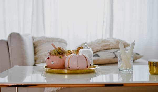 Des citrouilles roses scintillantes sur une table basse