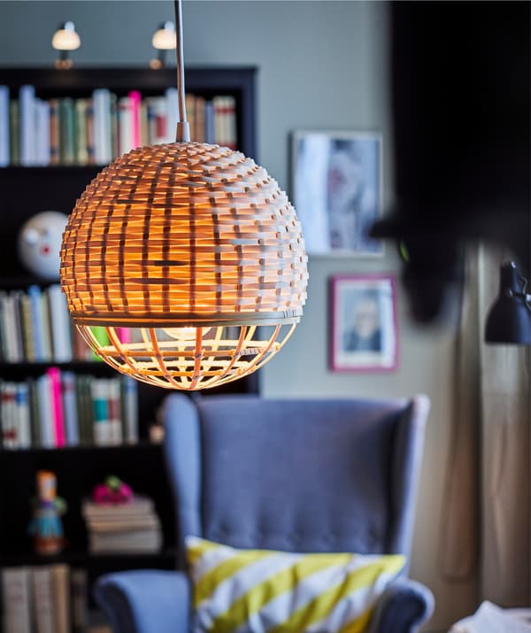 Des lampes qui sont aussi élégantes que fonctionnelles, comme IKEA INDUSTRIELL, sont idéales dans un séjour.