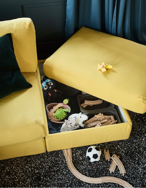 Des meubles double fonction sont esthétiques tout en fonctionnant comme rangements pour toute la famille. L’un des éléments du canapé (VIMLE) de IKEA est une méridienne avec rangement intégré. Le repose-pieds offre aux enfants une cachette pour leurs jouets!