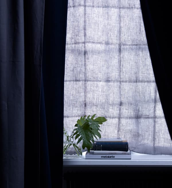 Des nuances de gris au mur créent une impression de calme. Associez-y des meubles de couleur neutre, comme ce secrétaire IKEA PS en blanc et bouleau, des tables de chevet et des lampes blanches.