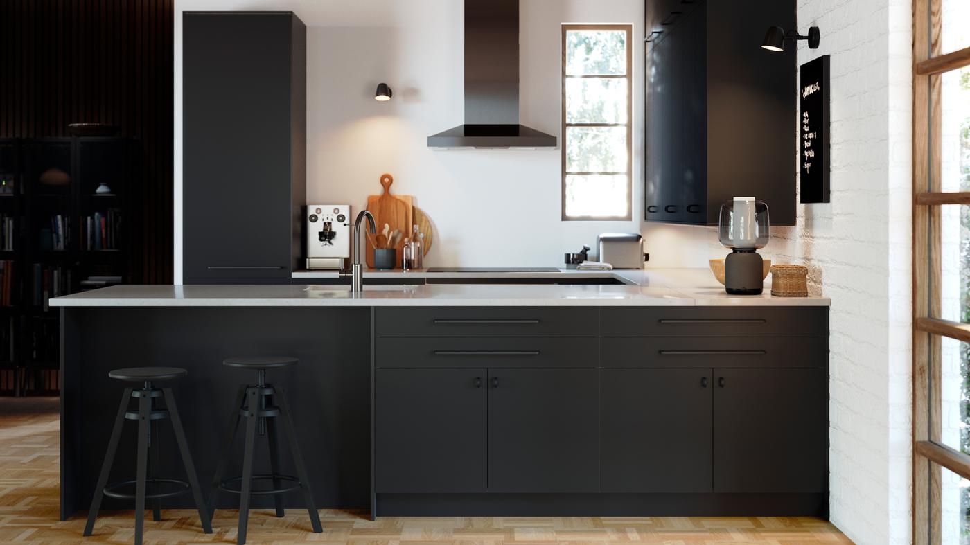 Des portes et des façades de tiroirs NICKEBO anthracite mat, une lampe haut-parleur SYMFONISK avec Wi-Fi et hotte VINSTGIVANDE.