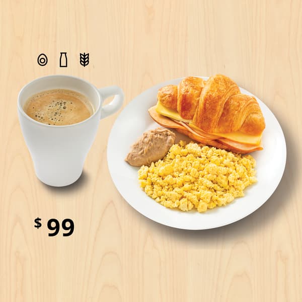 Desayuno completo con un croissant de jamón y queso, huevo revuelto y frijoles. Incluye café refill.