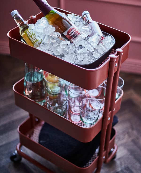Desserte utilisée pour garder les boissons au frais, ranger les verres, les serviettes et les cuillères à cocktail.