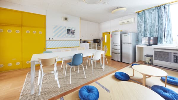 デスクに加え低めの机とクッションがある学習・作業スペースのようなダイニングスペース