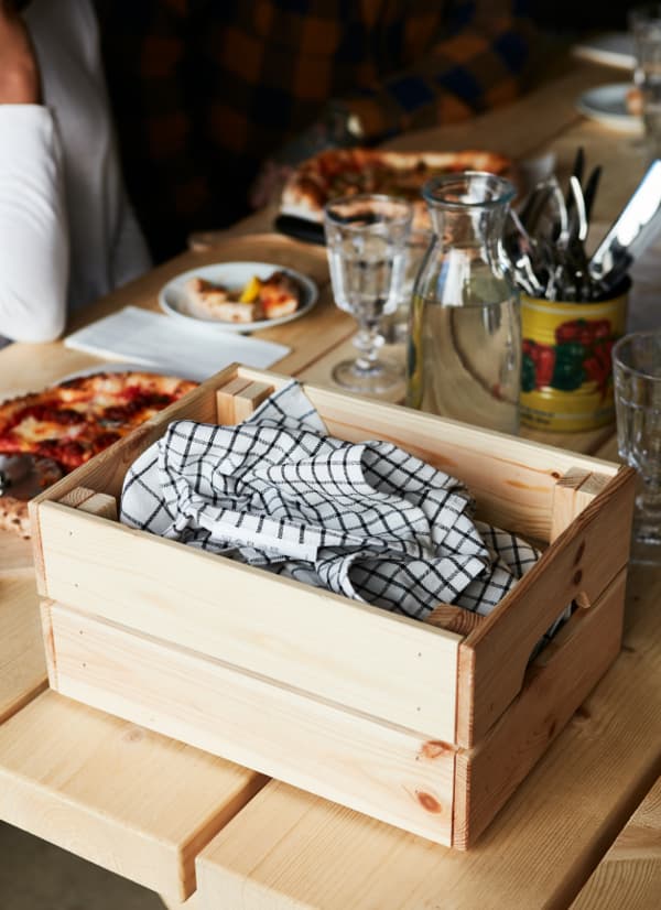 Detail of a restaurant dinning table 