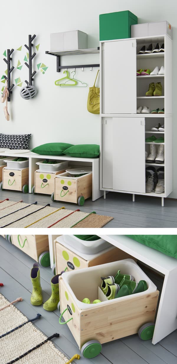 Deux armoires blanches superposées contenant des chaussures posées sur les tablettes, les boîtes en bois décorées sur roulettes, glissées sous les bancs, accueillent les chaussures des enfants alors que les patères reçoivent sacs et autres.