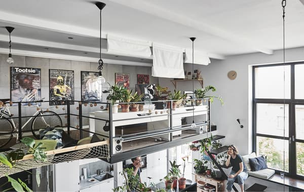 Deux bureaux et des plantes dans une mezzanine.