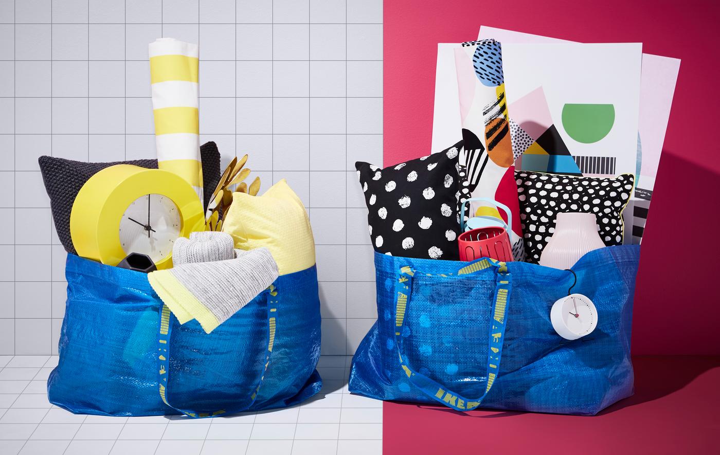 Deux looks colorés différents dans deux sacs bleus (FRAKTA) qui contiennent tous les produits nécessaires pour les deux styles.