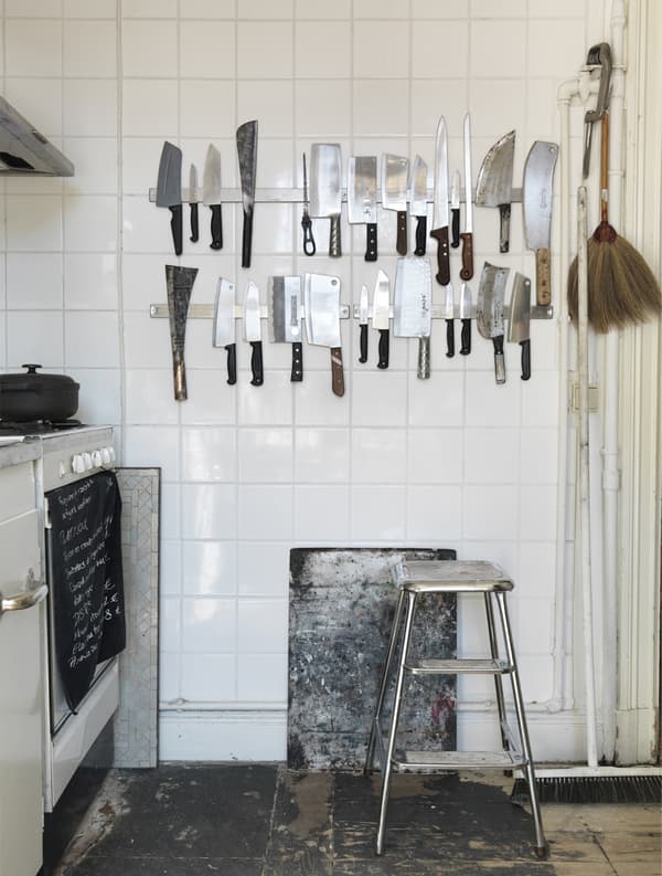 Deux porte-couteaux magnétiques fixés au mur.