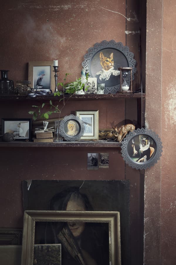 Deux tablettes garnies de cadres et d’objets décoratifs variés, y compris les décos SKURAR 